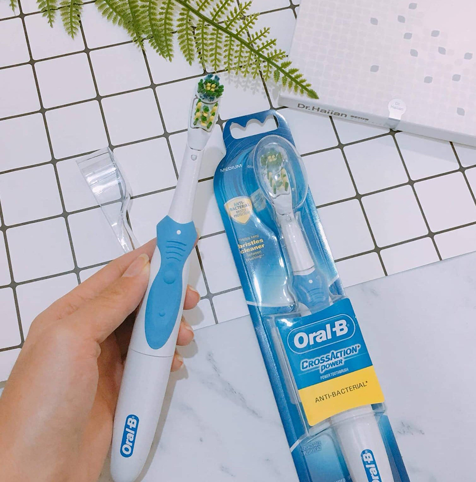 Bàn chải đánh răng chạy bằng pin ORAL-B